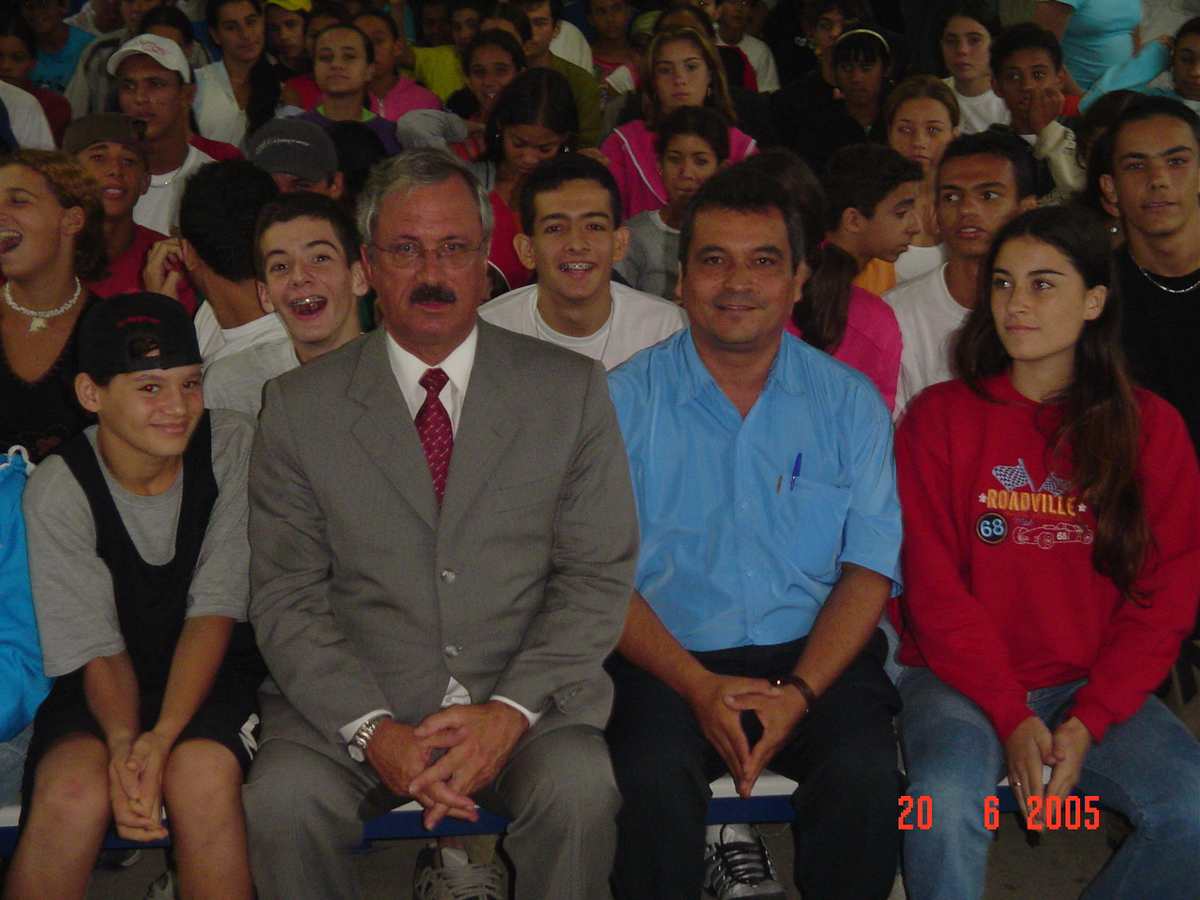 Coronel Ubiratan (de terno) e o presidente da cmara de Caraguatatuba, Juarez Pardin, entre alunos<a style='float:right;color:#ccc' href='https://www3.al.sp.gov.br/repositorio/noticia/03-2008/coronel ubira 23junho.jpg' target=_blank><i class='bi bi-zoom-in'></i> Clique para ver a imagem </a>